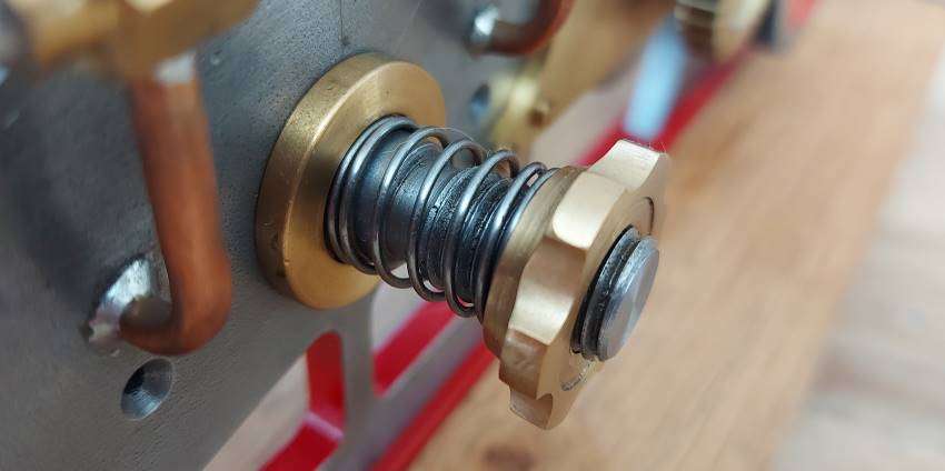 spring on oscillating engine